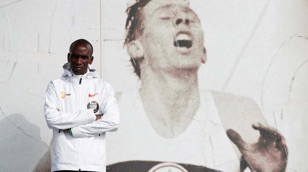 Eliud Kipchoge před fotografií Rogera Bannistera