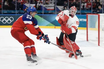 Lukáš Sedlák blokuje rozehrávku Jordana Binningtona