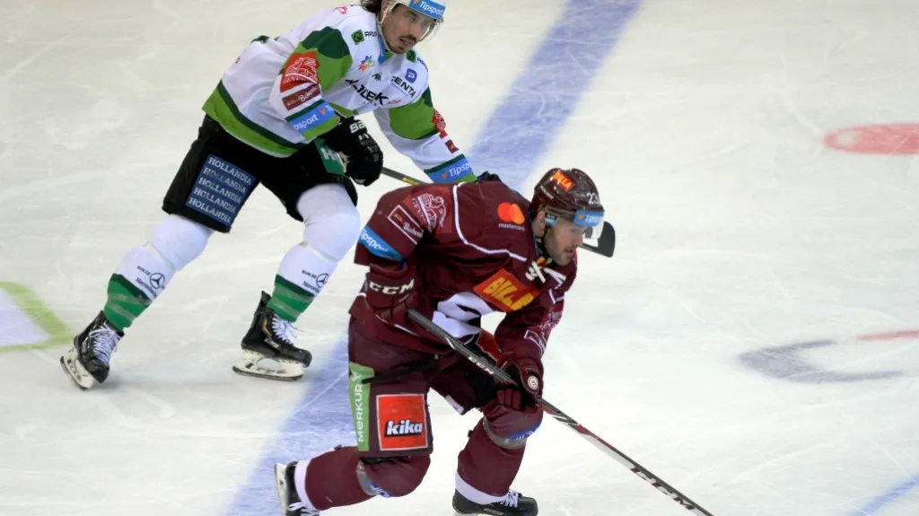 Lukáš Pech ze Sparty (vpravo) v utkání proti Karlovým Varům