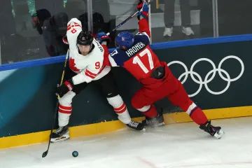 Filip Hronek v souboji se Samem Bennettem