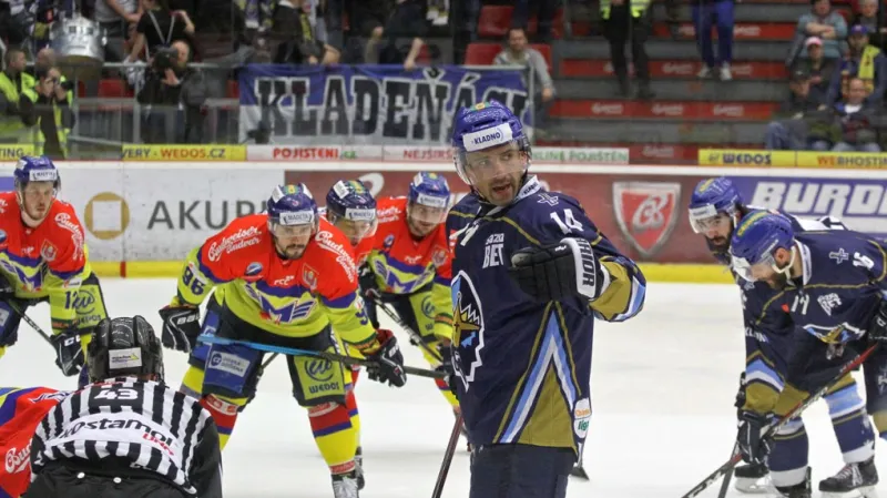 Tomáš Plekanec promlouvá ke spoluhráčům v utkání proti Českým Budějovicím