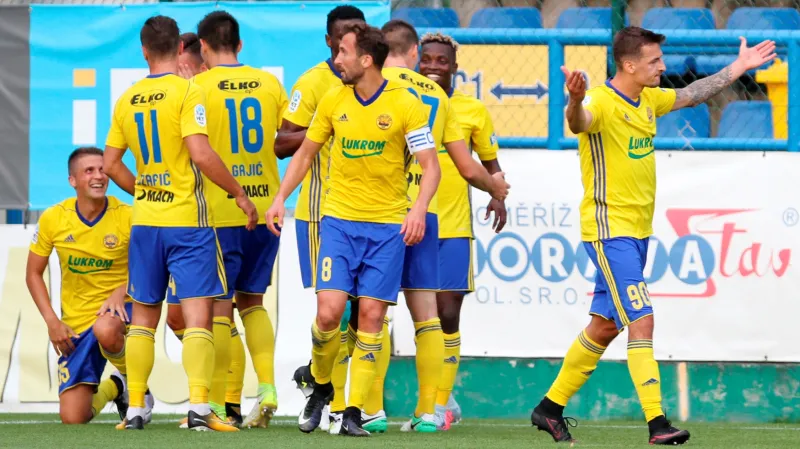 Fotbalisté Zlína se radují z gólu