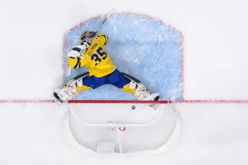 Linus Ullmark dostává gól v zápase s USA