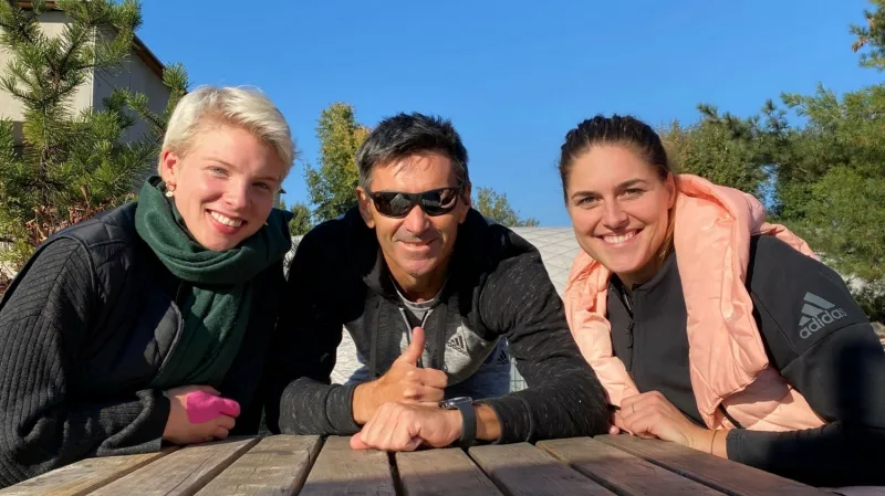 Nový pár Marie Sára Štochlová - Barbora Hermannová s trenérem Sebastianem Menegozzou