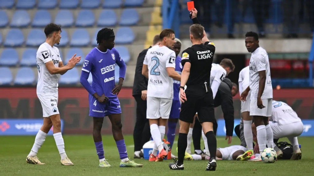 Aboubacar Traoré z Karviné (druhý zleva) dostává červenou kartu