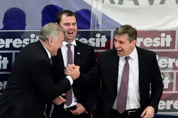 Vladimír Vůjtek (vlevo) se svými asistenty