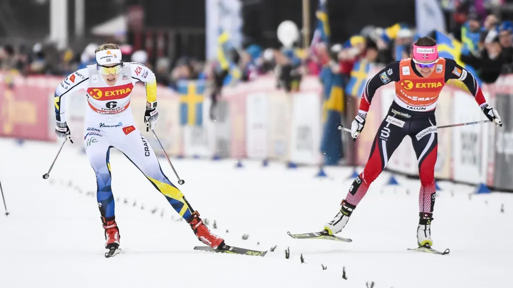 Stina Nilssonová (vlevo) při sprintu ve Falunu