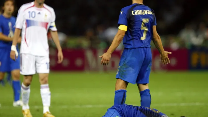 Francouz Zinédine Zidane po hlavičce do hrudi Itala Marca Materazziho