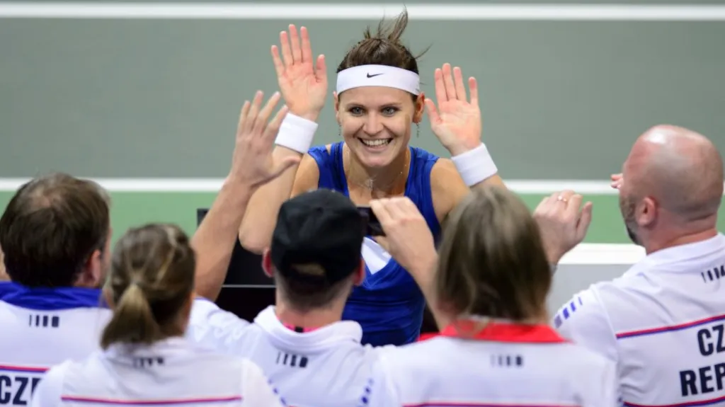 Lucie Šafářová se raduje z druhého bodu ve finále Fed Cupu proti Němkám