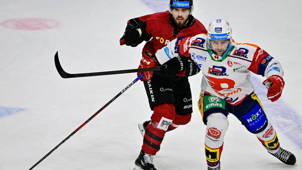 Michael Špaček ze Sparty (vlevo) v utkání proti Pardubicím