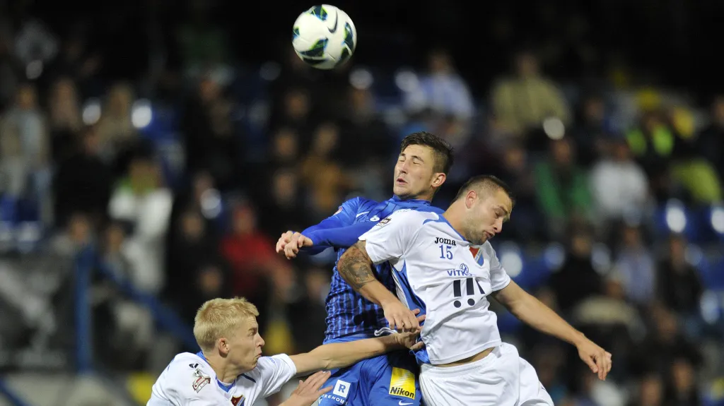 Liberecký Vácha se pere o míč s hráči Baníku