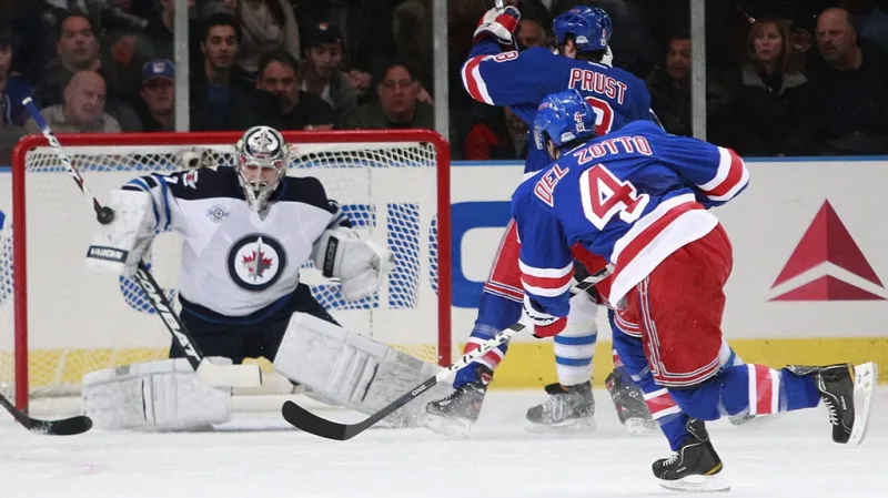 Ondřej Pavelec v utkání s Rangers