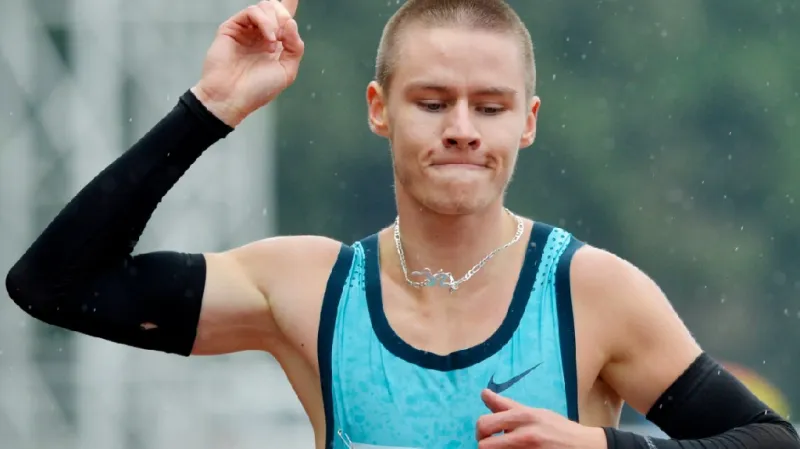 Pavel Maslák vítězí v běhu na 400 metrů