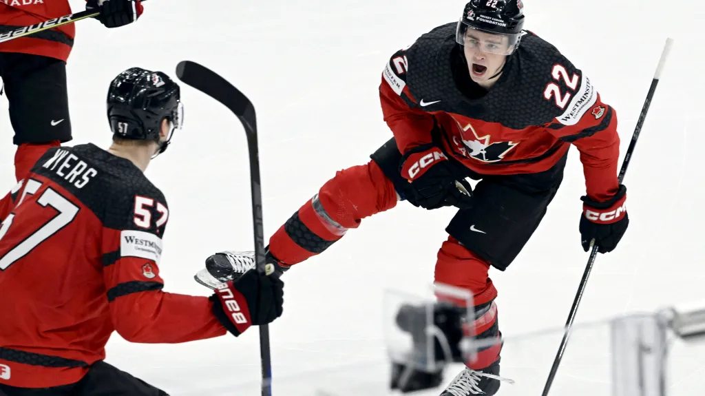 Kanaďan Jack Quinn se raduje z gólu