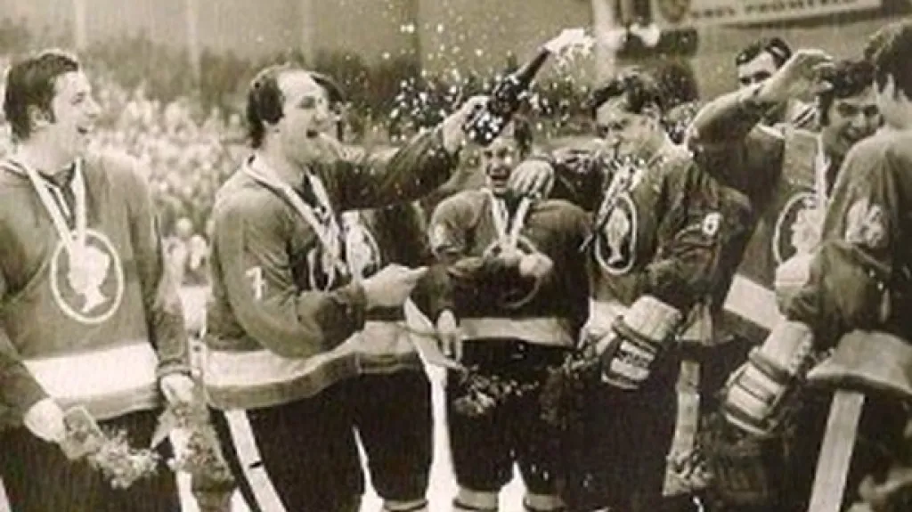 Kladenští hokejisté slaví titul (1978)