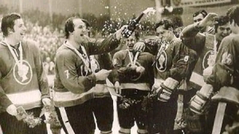 Kladenští hokejisté slaví titul (1978)