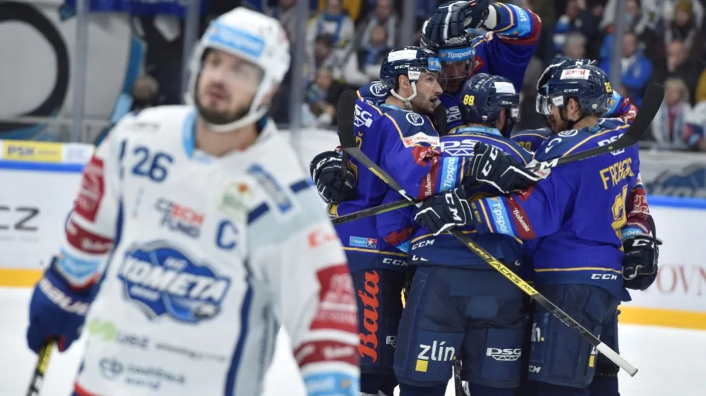 Radující se hokejisté Zlína v zápase proti brněnské Kometě