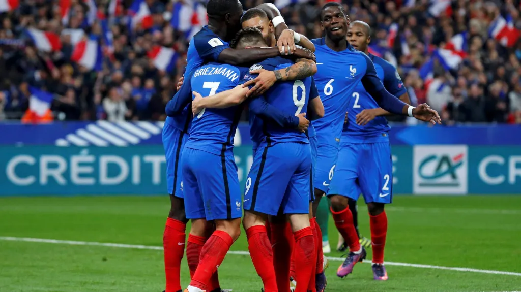 Francouzi se radují z branky do sítě Bulharska