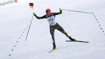 Johannes Rydzek se na mistrovství světa v Lahti raduje z vítězství