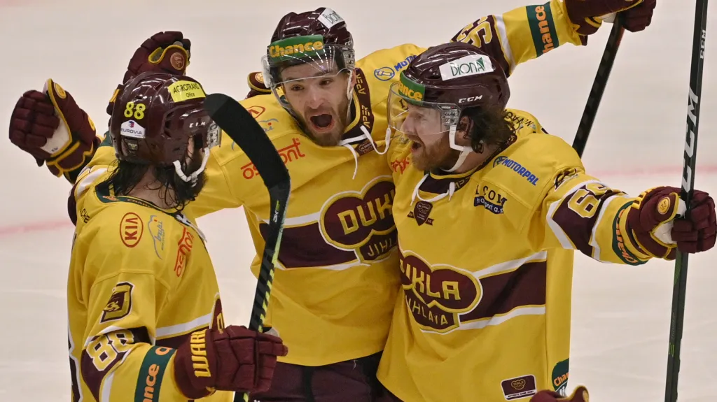 Hokejisté Jihlavy slaví branku Jana Strejčka