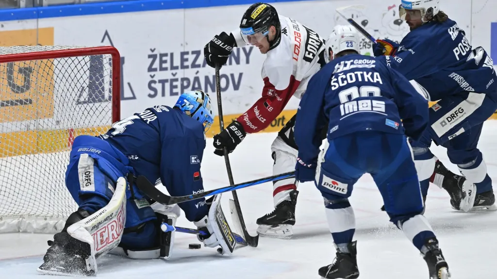 Brankář Komety Michal Postava čelí šanci Sparty