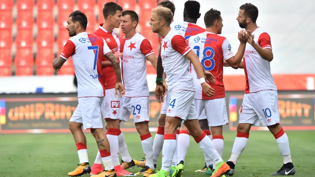 Fotbalisté Slavie se radují ze vstřeleného gólu