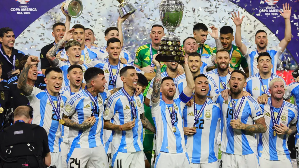 Argentinci v čele s Lionelem Messim oslavují vítězství na Copa América