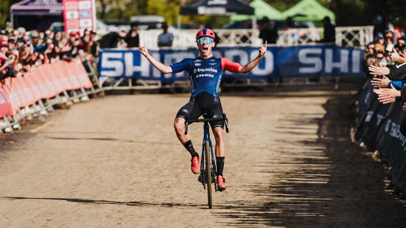 Cyklokrosový SP začal premiérovým triumfem mladíka Nyse