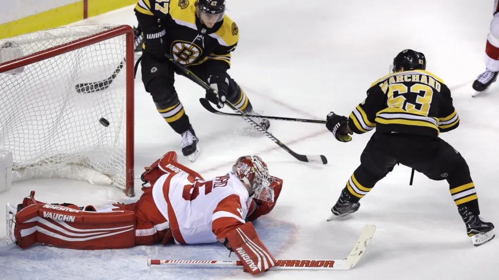 Brad Marchand skóruje proti Detroitu