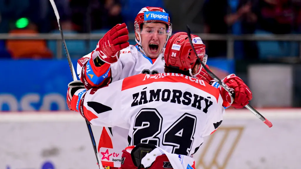 Hradečtí hokejisté Jergl a Zámorský slaví branku