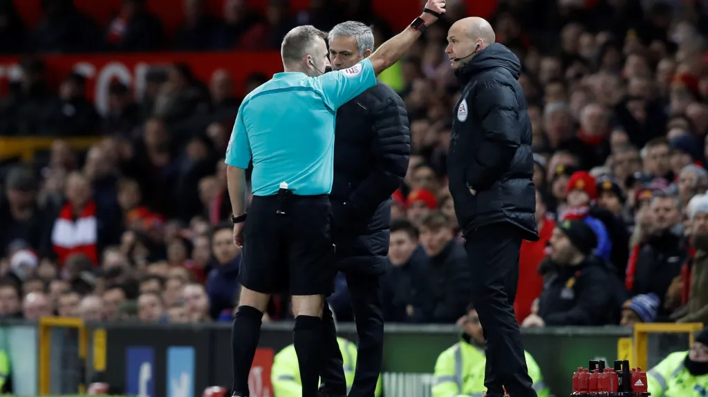 Rozhodčí Jonathan Moss posílá José Mourinha na tribunu