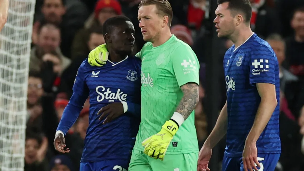 Idrissa Gueye (vlevo) v doprovodu svých spoluhráčů