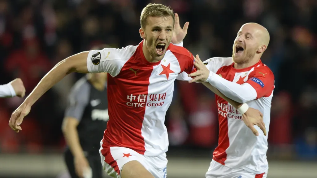 Tomáš Souček se raduje s Miroslavem Stochem ze vstřelené branky Slavie