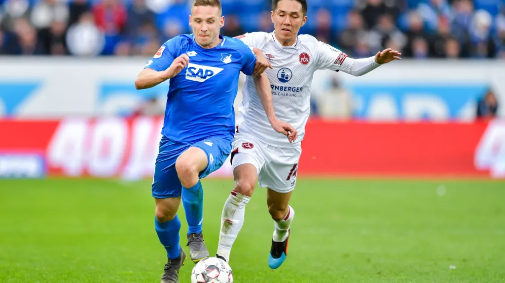Pavel Kadeřábek z Hoffenheimu uniká s míčem v utkání s Norimberkem