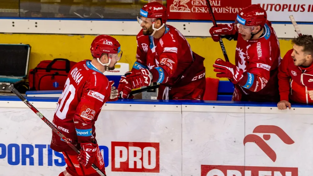 Třinecký Petr Vrána se raduje z gólu