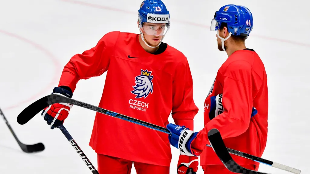 Český útočník Jakub Vrána (vlevo) na tréninku s Janem Ruttou