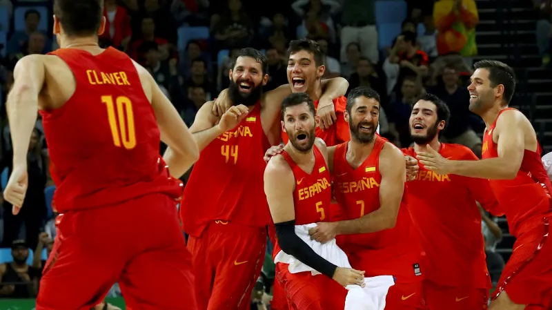 Slavící španělští basketbalisté