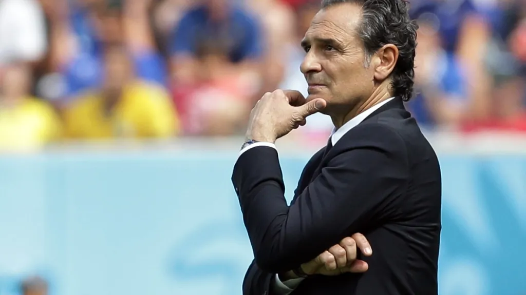 Zamyšlený trenér Itálie Cesare Prandelli 