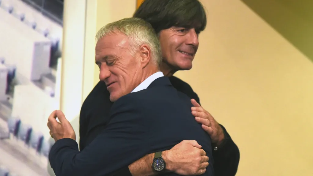 Joachim Löw v objetí s Didierem Deschampsem
