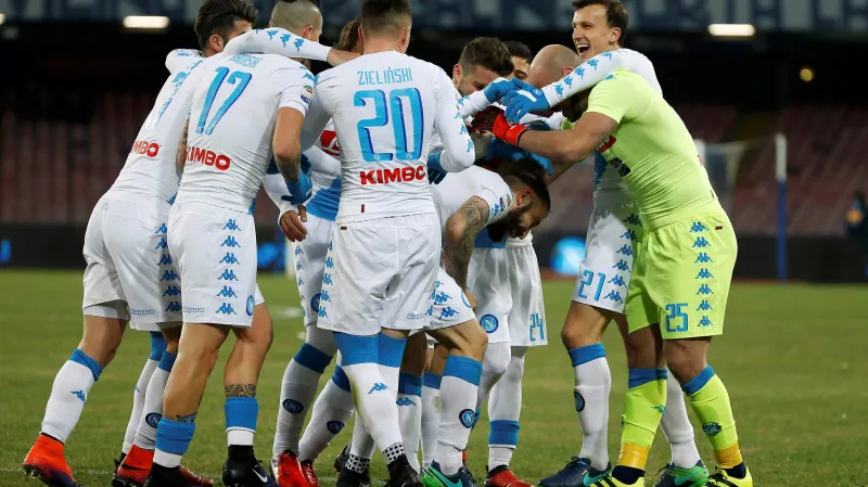 Fotbalisté Neapole slaví rozhodující gól do sítě Sampdorie