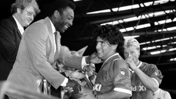 Pelé potřásá rukou Diegu Maradonovi