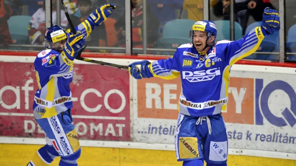 Petr Čajánek ze Zlína (vpravo) se raduje z vítězného gólu v prodloužení
