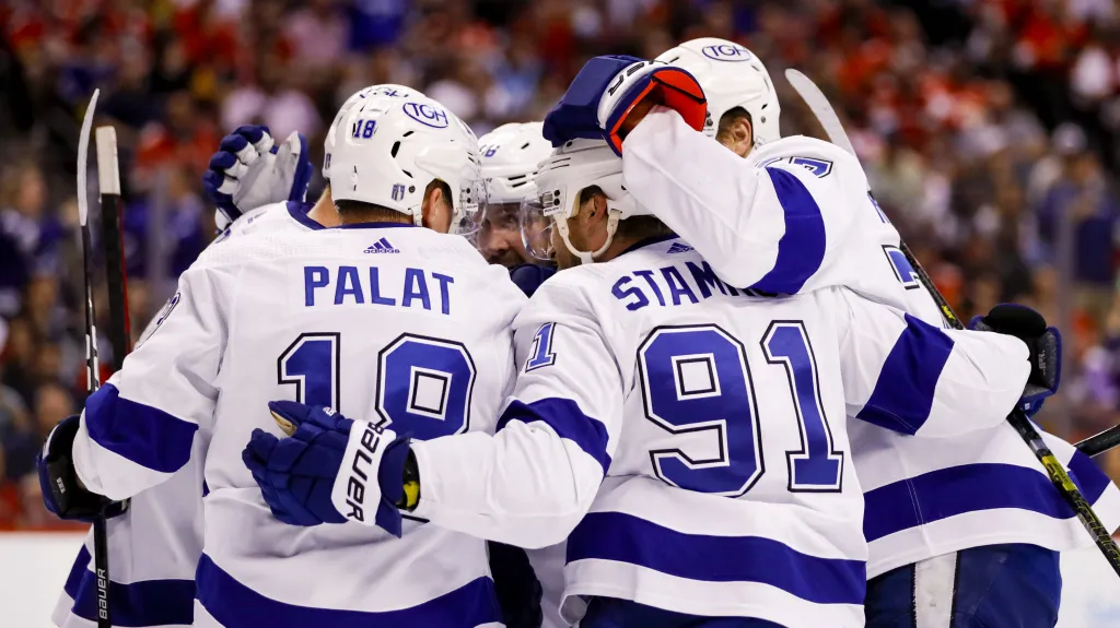 Hokejisté Tampy Bay oslavují gól v play-off NHL
