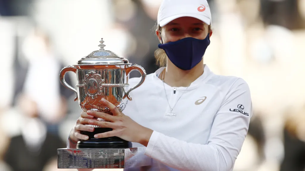 Iga Šwiateková s trofejí pro vítězku Roland Garros