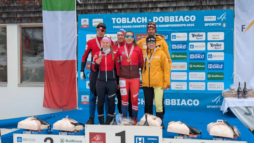 Zlatá Simona Bubeníčková a trasér David Šrůtek (oba uprostřed)