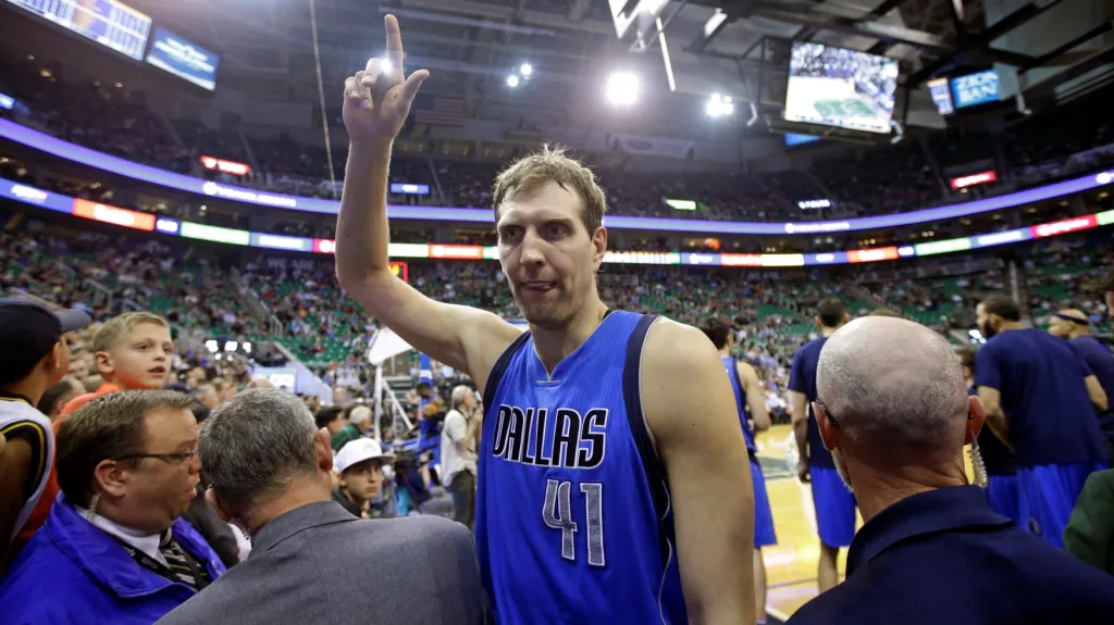 Slavící Dirk Nowitzki po výhře Dallasu v Utahu