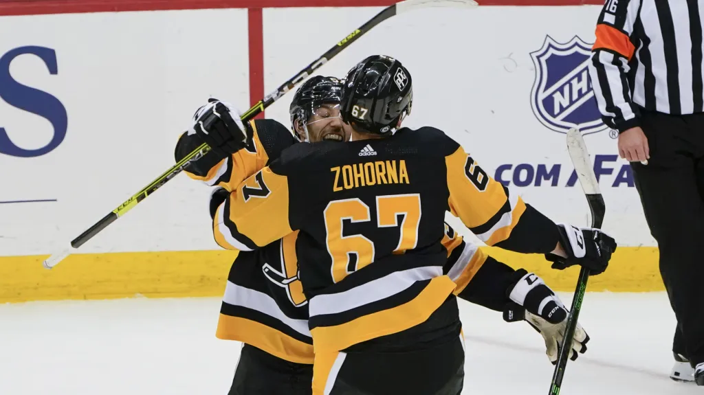 Radim Zohorna slaví první gól v NHL s Frederickem Gaudreauem