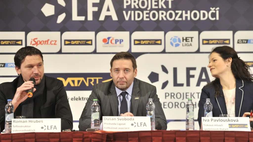 Dušan Svoboda (uprostřed)