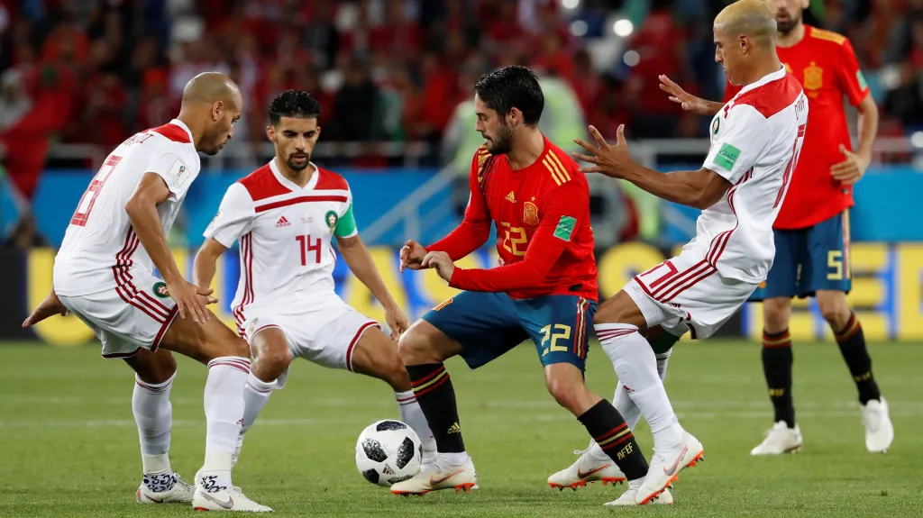 Španěl Isco se snaží projít přes marocké obránce