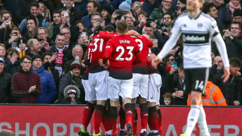 Fotbalisté Manchesteru United se radují z gólu na půdě Fulhamu